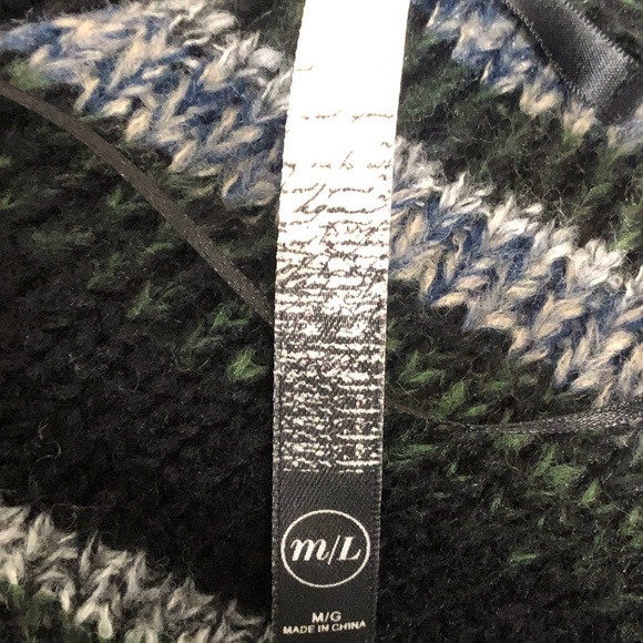 Womens Sweater. Black, Green, Grey. Size M/L. Kensie - Picture 4 of 7